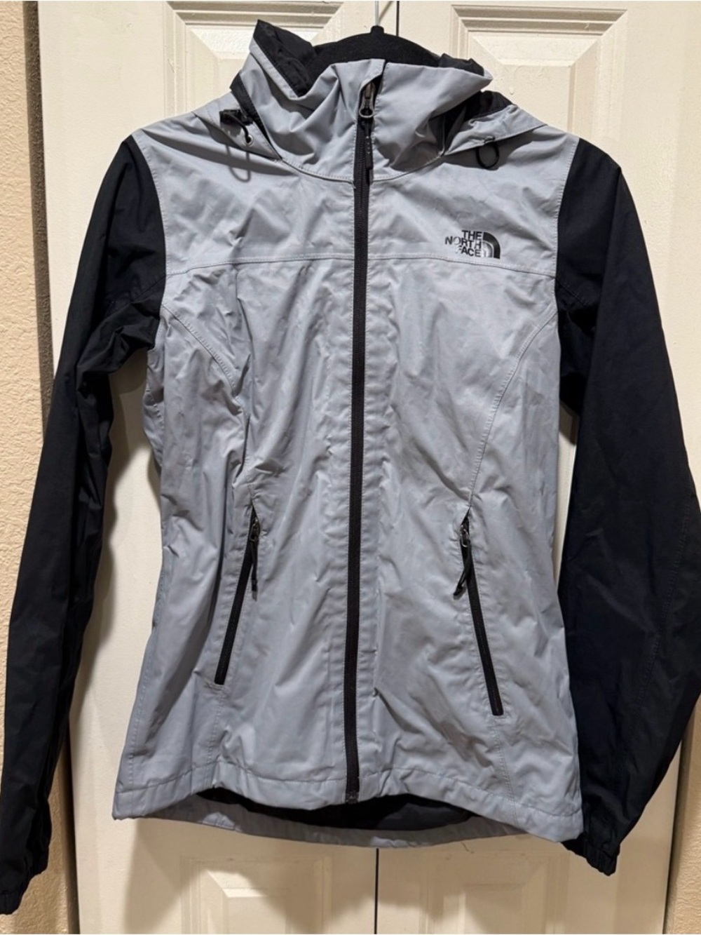 The North Face Women's Hooded Ski Jacket - Light Gray & Black